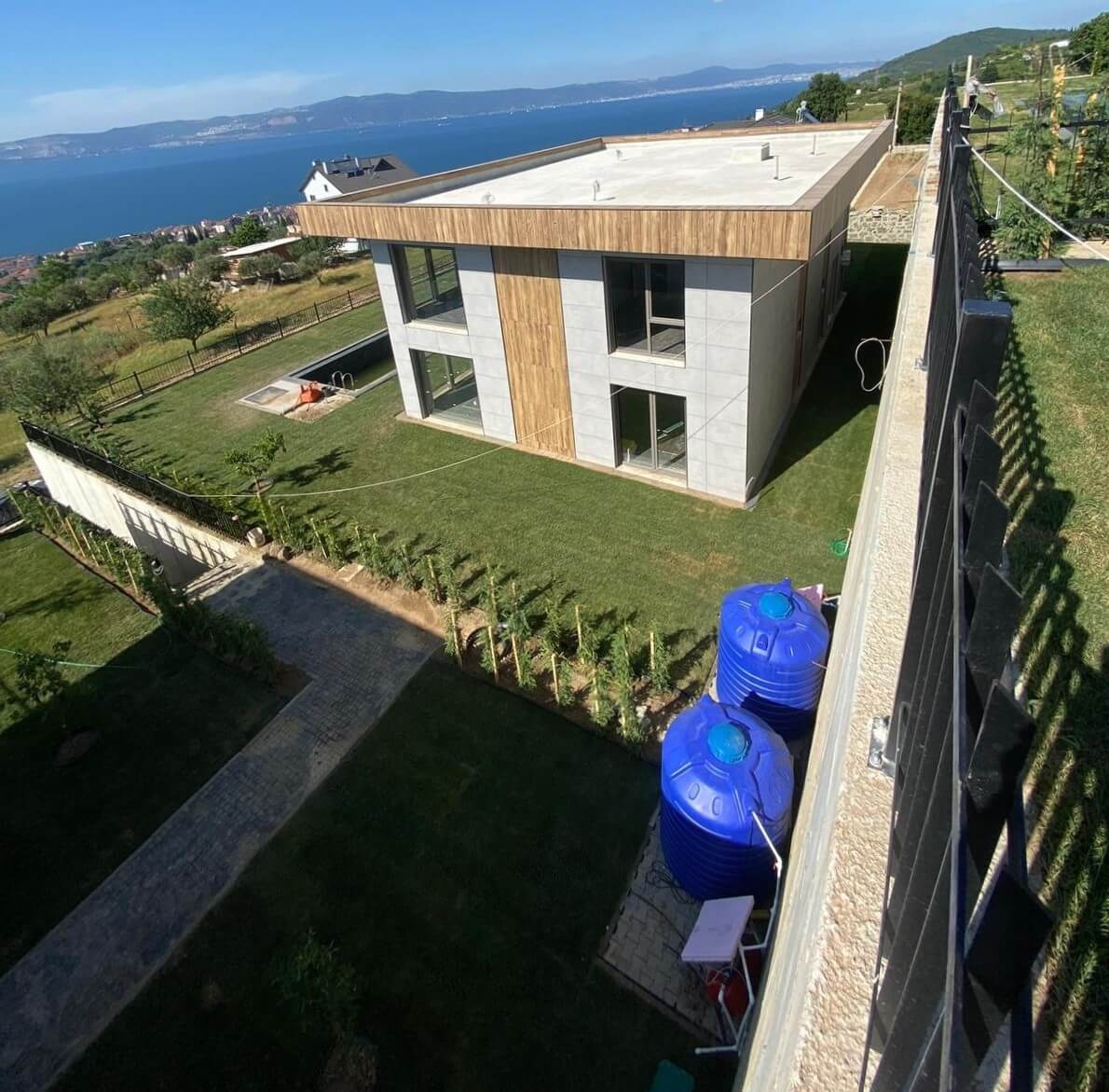 Kocaeli taş duvar, slayt için çim ve peyzaj görseli